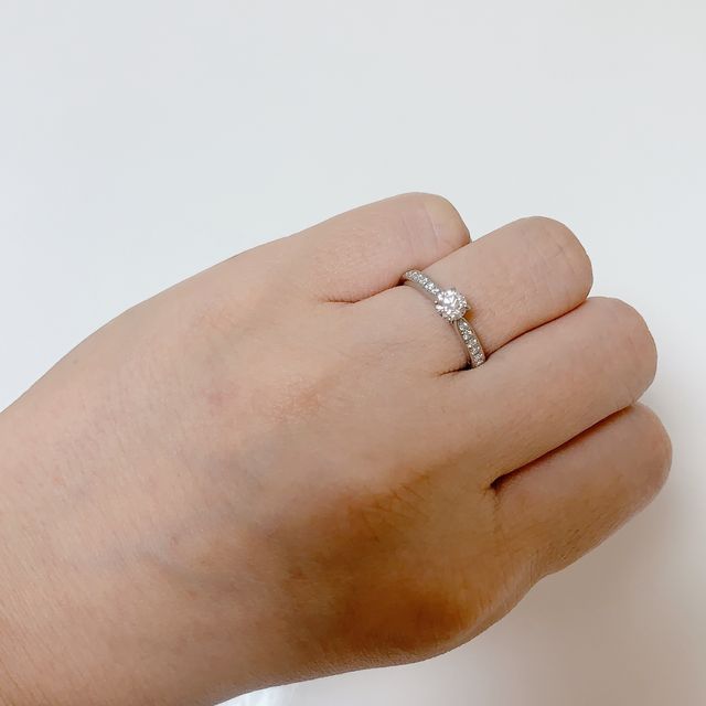 【ラザール ダイヤモンド(LAZARE DIAMOND)の口コミ】 彼に選んでもらいました。何店舗か試着に伺い、その時の感覚から普段使い…