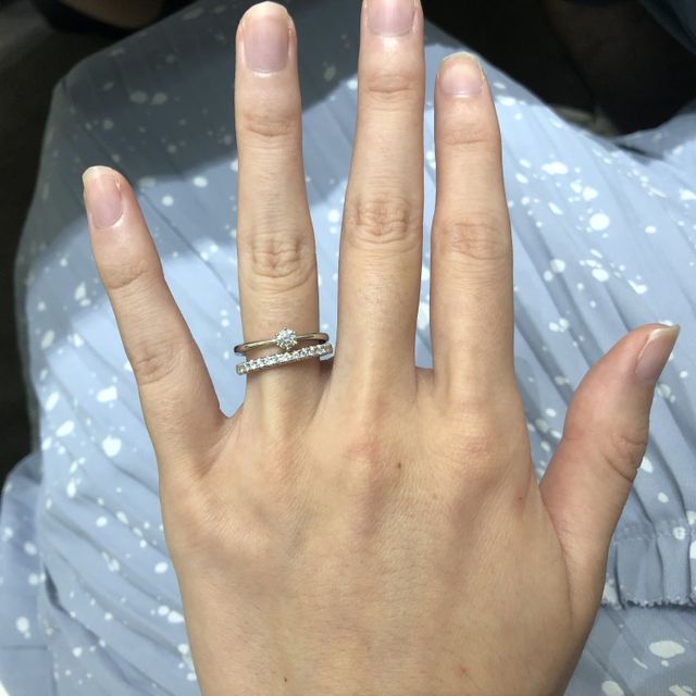 【4℃ BRIDAL(ヨンドシーブライダル)の口コミ】 ハーフのエタニティリングで探していましたが、
こちらはサイズ直しもでき…