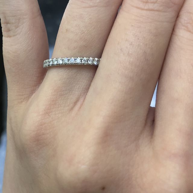 【4℃ BRIDAL(ヨンドシーブライダル)の口コミ】 ハーフのエタニティリングで探していましたが、
こちらはサイズ直しもでき…