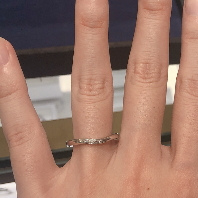 【4℃ BRIDAL(ヨンドシーブライダル)の口コミ】 ラインがとても綺麗な指輪です。
シンプルだけどシンプルすぎないところ、…