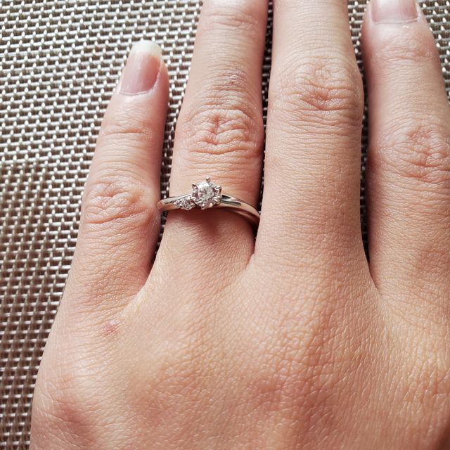 【銀座ダイヤモンドシライシの口コミ】 アーム幅広で大粒のダイヤで存在感ある指輪を探してたところ、試着してみ…