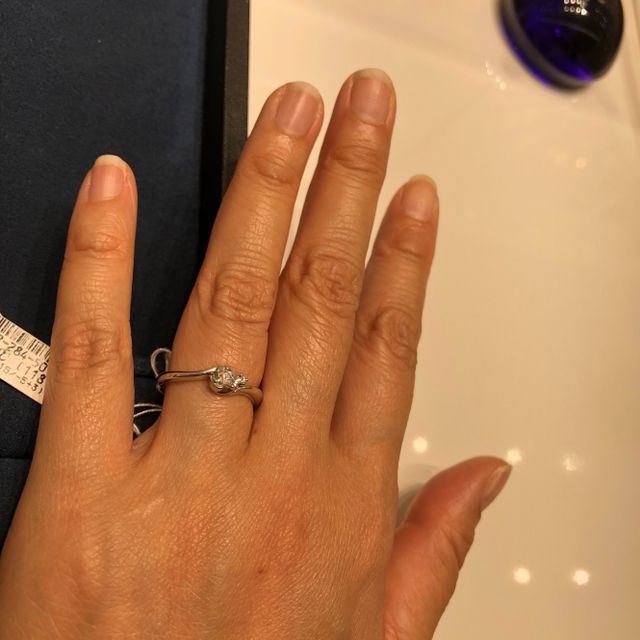 【4℃ BRIDAL(ヨンドシーブライダル)の口コミ】 婚約指輪は、ネットで見ていたものにしました。色々と店舗でも試着しまし…