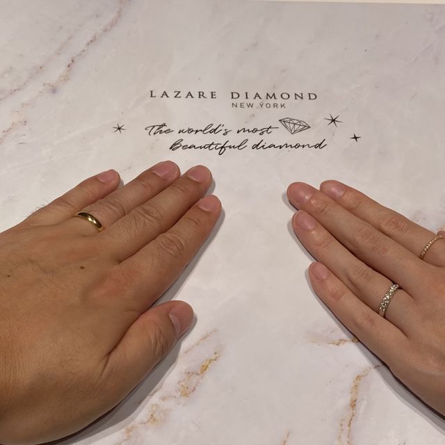 【ラザール ダイヤモンド(LAZARE DIAMOND)の口コミ】 ダイヤが本当にきれいでした。
鍛造プラチナ、ダイヤモンドの輝きでやはり…