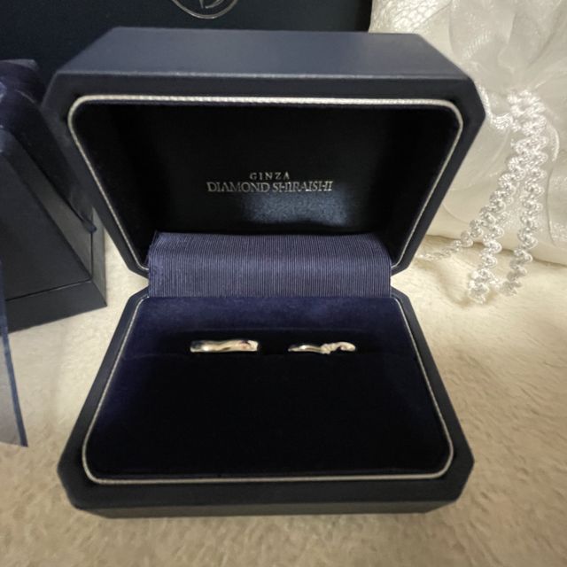 【銀座ダイヤモンドシライシの口コミ】 V字ラインのもので探しており、好みのものに出会えました。指が短いのがコ…