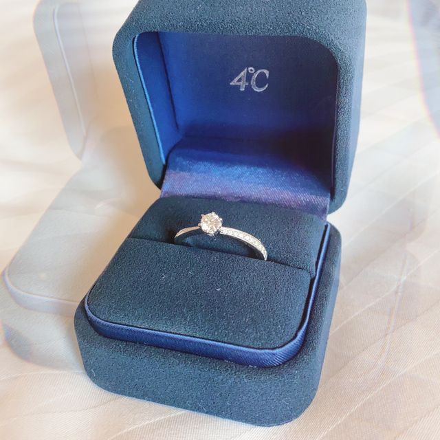 【4℃ BRIDAL(ヨンドシーブライダル)の口コミ】 指輪のデザインはウェーブのデザインでした。派手過ぎない可愛らしいデザ…