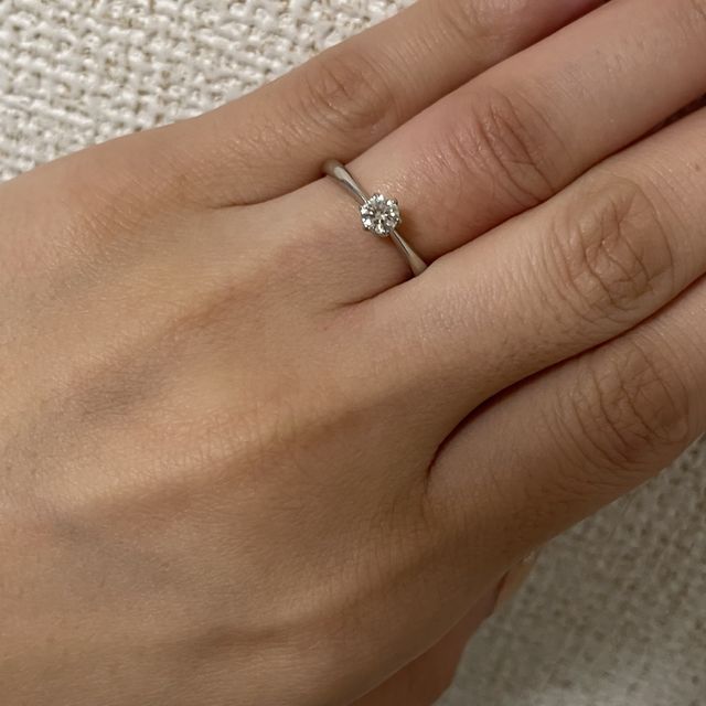 【BIJOUPIKO(ビジュピコ)の口コミ】 素材はパラジウムで、ダイヤの輝きと指輪のデザインが好みだったので試着…