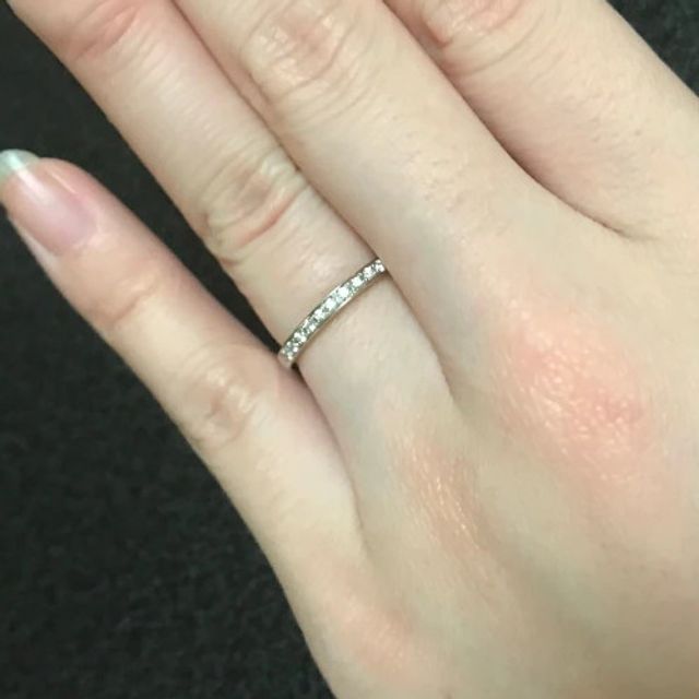 【4℃ BRIDAL(ヨンドシーブライダル)の口コミ】 ダイヤモンドの配列やシンプルでモダンな印象もあるリングデザインが気に…