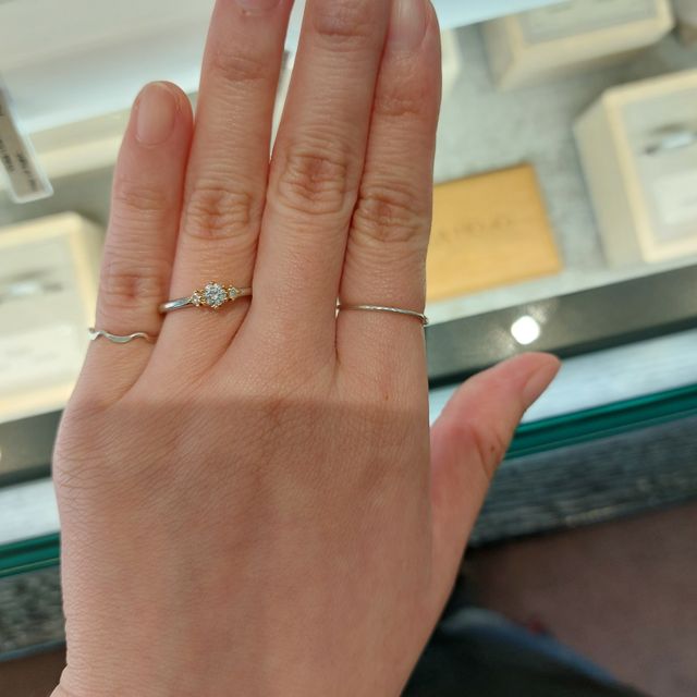 【YUKA HOJO(ユカホウジョウ)の口コミ】 憧れのYUKA HOJOの婚約指輪を試着しました。
プラチナのリングにダイヤモ…