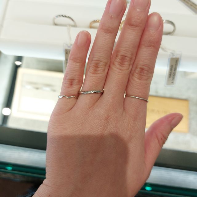 【YUKA HOJO(ユカホウジョウ)の口コミ】 Ray of Lightという結婚指輪を試着しました。
全体的にひねりが入っていま…
