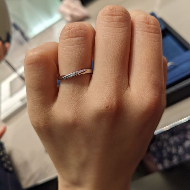 【4℃ BRIDAL(ヨンドシーブライダル)の口コミ】 デザインはシンプルで指に馴染むようなものが多かった印象です。ウェーブ…