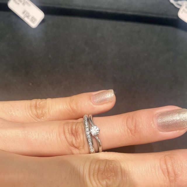 【ティファニー(Tiffany & Co.)の口コミ】 デザインがかわいい。価格は少し予算より高めだったが、婚約指輪にもよく…