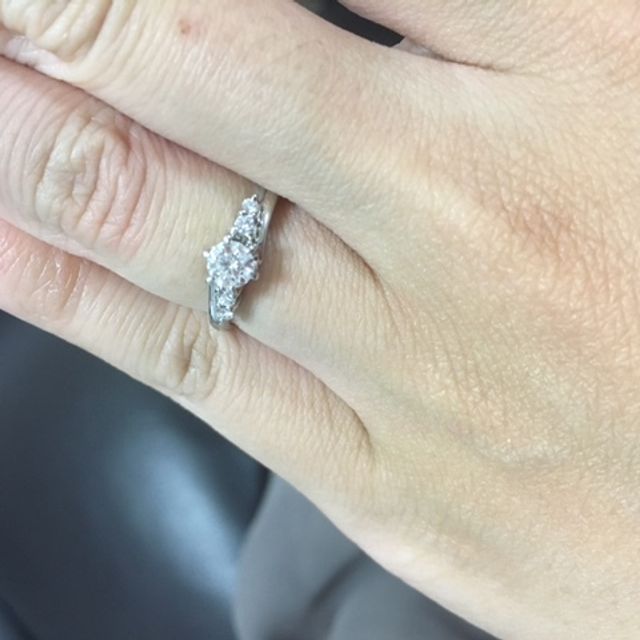 【アイプリモ(I-PRIMO)の口コミ】 鍵爪のいかにもという婚約指輪は嫌だったので普段使いできるような指輪を…
