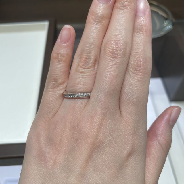 【俄(にわか)の口コミ】 日本人に合ったデザインです。
メレダイヤモンドがウェーブして入っている…