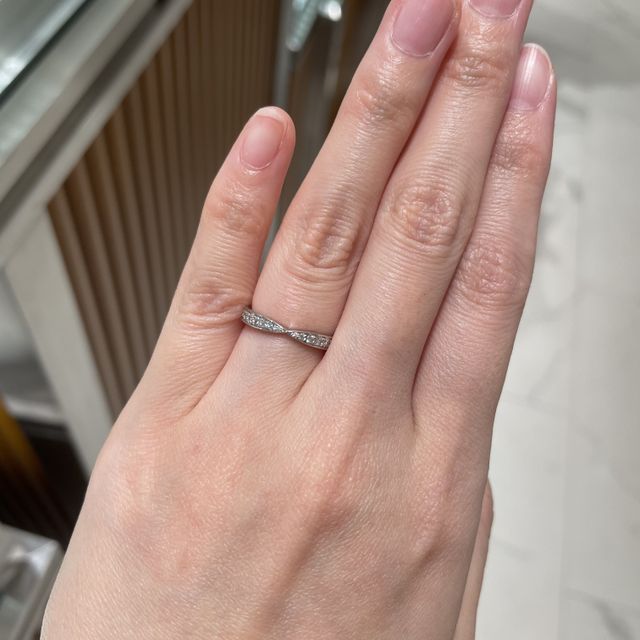 【ティファニー(Tiffany & Co.)の口コミ】 指輪のデザインは、真ん中になるにつれて細くなりメレダイヤがついてます…