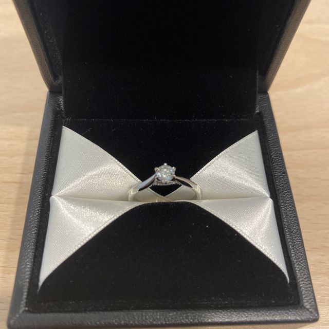 【エクセルコダイヤモンド(EXELCO DIAMOND)の口コミ】 デザインもシンプルな中に上品さがあり、なんと言っても既製品ではない一…