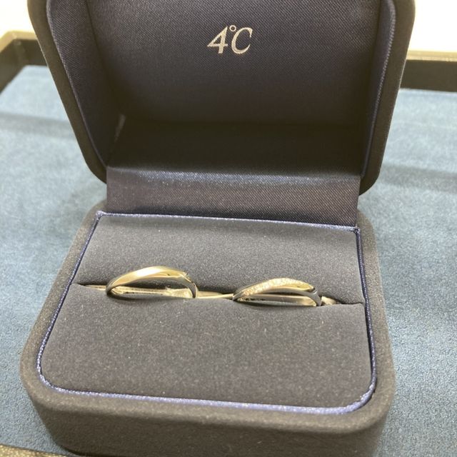 【4℃ BRIDAL(ヨンドシーブライダル)の口コミ】 たくさんある指輪の中から、気になるのを試着させていただきました。1番初…