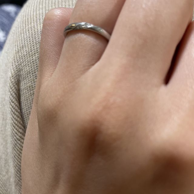 【アイプリモ(I-PRIMO)の口コミ】 指輪のデザインがよかったからです。
中々ないダイヤがななめについていて…