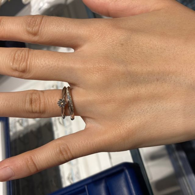 【銀座ダイヤモンドシライシの口コミ】 結婚指輪単独で身につけた場合、婚約指輪と重ね付けした場合どう見えるか…