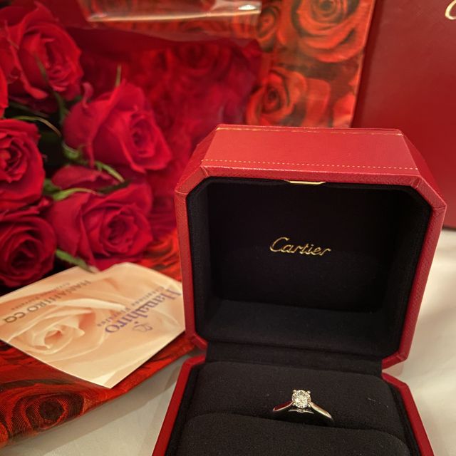 【カルティエ(Cartier)の口コミ】 一粒のダイヤモンドが四つの爪で支えられており、伝統的なthe婚約指輪とい…