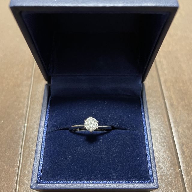 【銀座ダイヤモンドシライシの口コミ】 王道の婚約指輪が欲しく、探していました。ダイヤ自体とても美しく、見る…