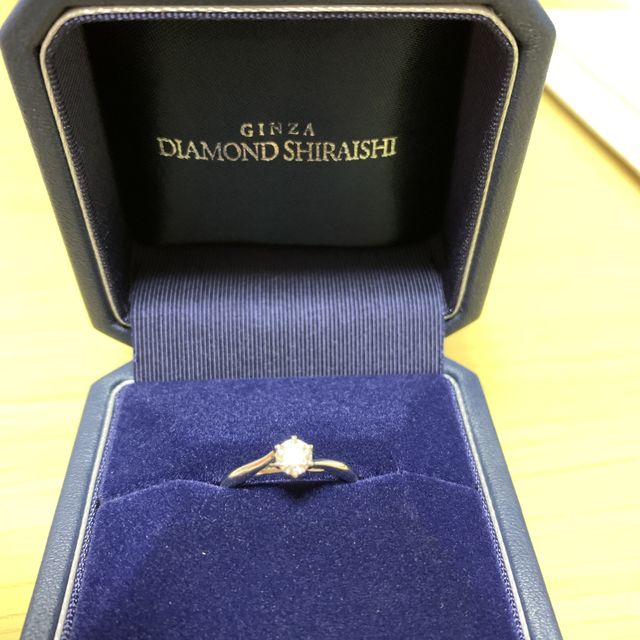 【銀座ダイヤモンドシライシの口コミ】 ダイヤをとめているつめが6箇所あるもの、そして、横から見ても素敵な婚約…