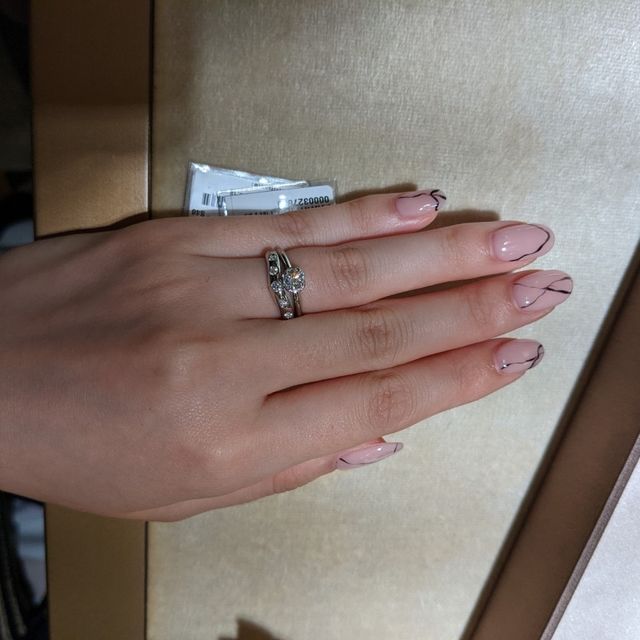 【ブルガリ(BVLGARI)の口コミ】 婚約指輪のデザインが好みだったため、伺いました。中心のダイヤを取り囲…