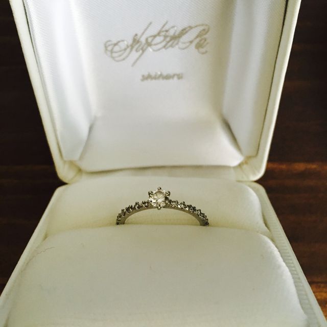 【shihara(シハラ)の口コミ】 真ん中のダイヤモンドを14石のダイヤモンドで囲んでいるゴージャスさと、…