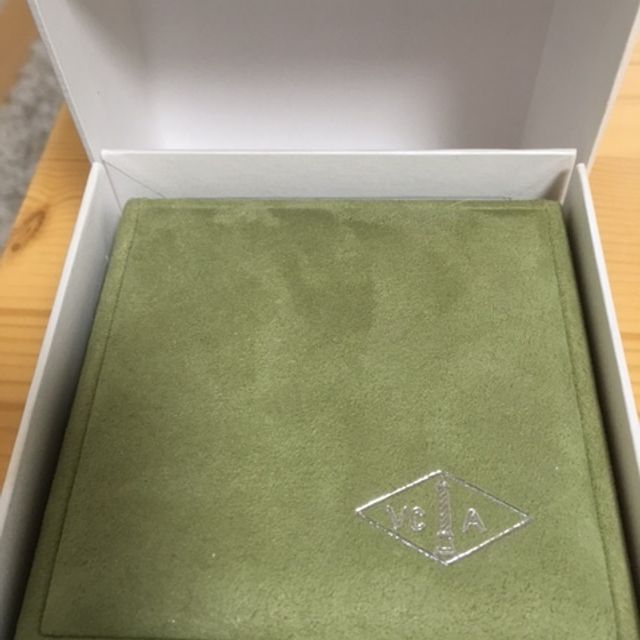 【ヴァン クリーフ＆アーペル(Van Cleef & Arpels)の口コミ】 主人も私も普段アクセサリーをあまりつけません。
マリッジリングもシンプ…