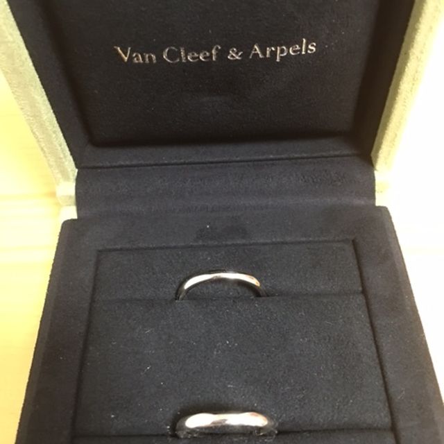【ヴァン クリーフ＆アーペル(Van Cleef & Arpels)の口コミ】 主人も私も普段アクセサリーをあまりつけません。
マリッジリングもシンプ…