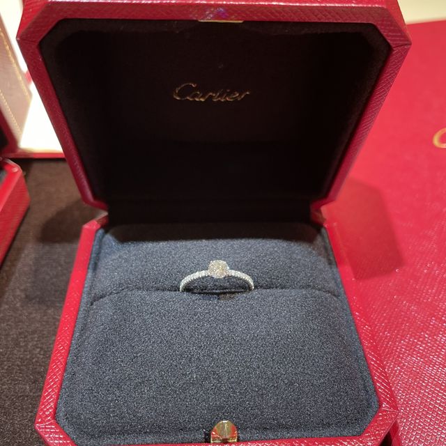 【カルティエ(Cartier)の口コミ】 1番の決め手は結婚指輪との重ね付けがマッチしたことです。結婚指輪はv字…