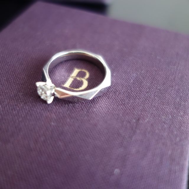 【ブシュロン(BOUCHERON)の口コミ】 ダイヤの透明感と輝きに一目惚れしました。ダイヤを個別に発注出来なかっ…