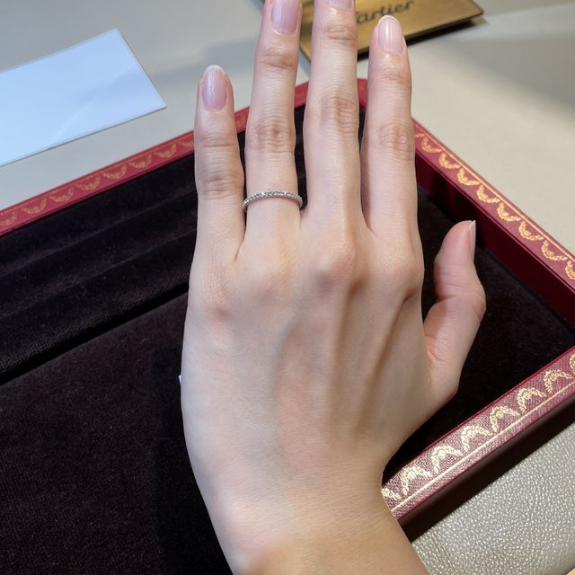 【カルティエ(Cartier)の口コミ】 華奢なデザインが可愛いな、と思ったのでエタンセルを中心に試着をしまし…