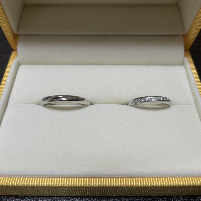 【ケイウノ ブライダル(K.UNO BRIDAL)の口コミ】 形はストレート、ななめのライン状にダイヤが埋め込まれた細めのリングを…