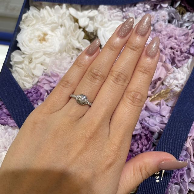 【ショーメ(CHAUMET)の口コミ】 ショーメの代表デザインでもあるリアンを試着しました。中央のダイヤの輝…