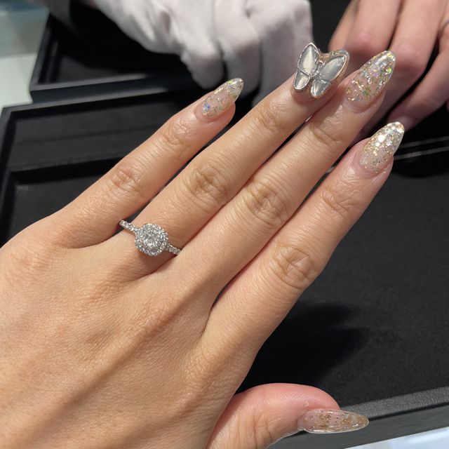 【ティファニー(Tiffany & Co.)の口コミ】 中央のダイヤをパヴェデザインでダイヤが囲っているので、カラットはそこ…