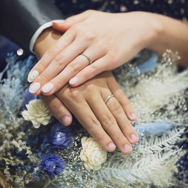 【銀座ダイヤモンドシライシの口コミ】 少しカーブのあるデザインで指に沿い、ダイヤモンドも入っていて綺麗です…