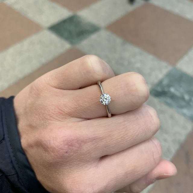 【銀座ダイヤモンドシライシの口コミ】 アクセサリーがゴールドが多いので、リングの色をゴールドと迷いましたが…