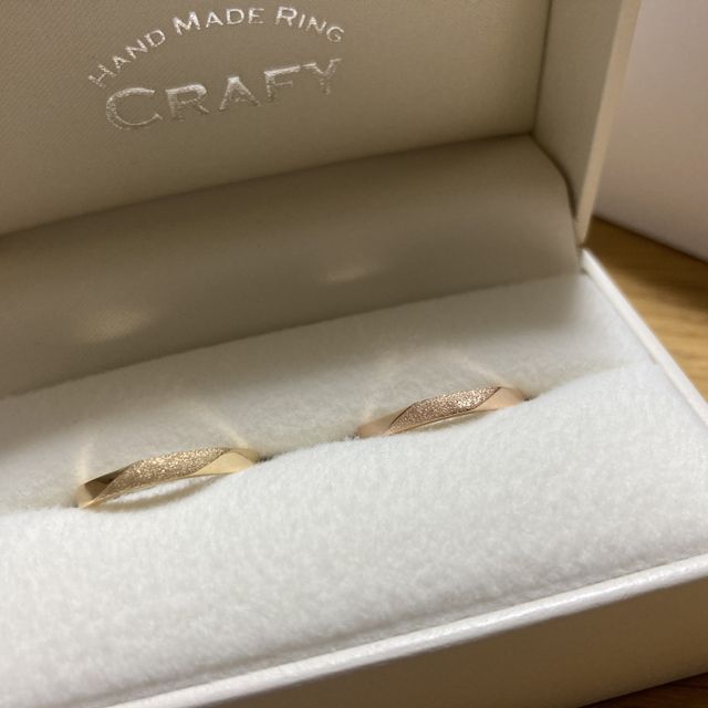 【CRAFY(クラフィ)の口コミ】 有名ブランドの指輪も見たりしましたが、お互いの欲しいデザインが一致し…