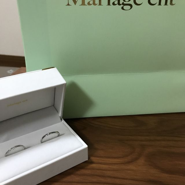 【Mariage ent(マリアージュエント)の口コミ】 ウェーブデザインが希望でいろいろ候補にあったなかでも1番キラキラした指…