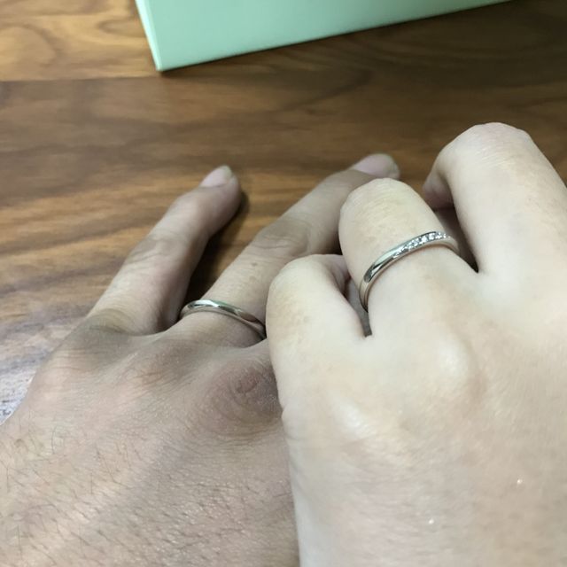 【Mariage ent(マリアージュエント)の口コミ】 ウェーブデザインが希望でいろいろ候補にあったなかでも1番キラキラした指…