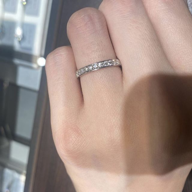 【アイプリモ(I-PRIMO)の口コミ】 細めのハーフエタニティが多い中、上品な太さでとても可愛かったです。ダ…