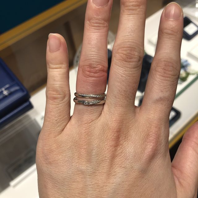 【銀座ダイヤモンドシライシの口コミ】 内甲丸仕上げなので指に馴染みやすく、つけ心地が良かったです。
向きを変…