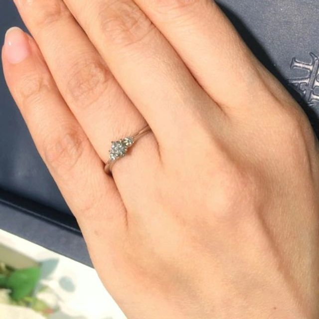 【ROYAL ASSCHER(ロイヤル・アッシャー)の口コミ】 ダイヤモンドが澄んだような白い輝きである事が特徴で、リングデザインは…