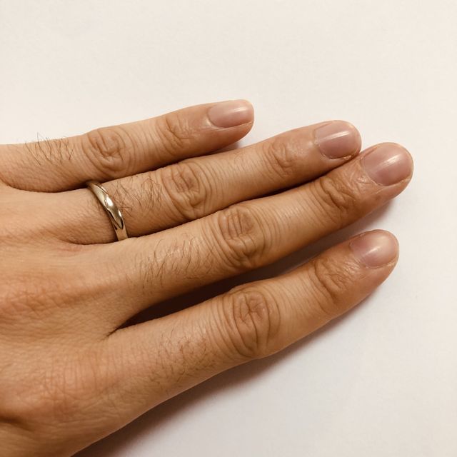 【4℃ BRIDAL(ヨンドシーブライダル)の口コミ】 ひねりの効いたデザインで、光沢もあり比較的かわいいものとなっていて、…