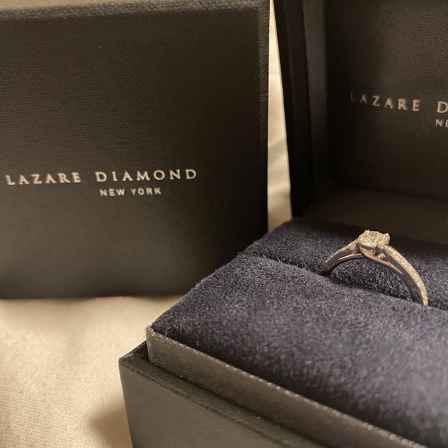 【ラザール ダイヤモンド(LAZARE DIAMOND)の口コミ】 エモシーという婚約指輪
他には無いデザインであったことと、ダイヤの土台…