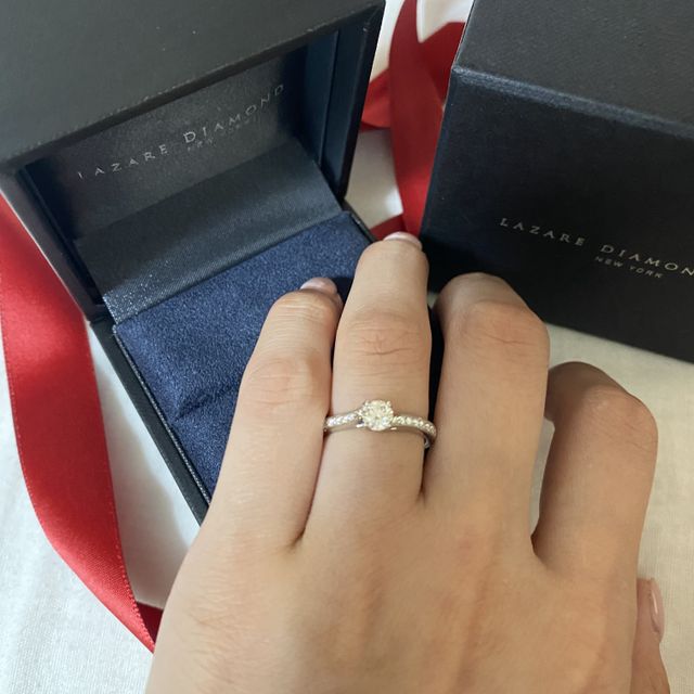 【ラザール ダイヤモンド(LAZARE DIAMOND)の口コミ】 エモシーという婚約指輪
他には無いデザインであったことと、ダイヤの土台…