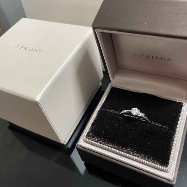 【アイプリモ(I-PRIMO)の口コミ】 結婚指輪をV字にしたため、婚約指環はS字型にしようと決めました。S字型の…