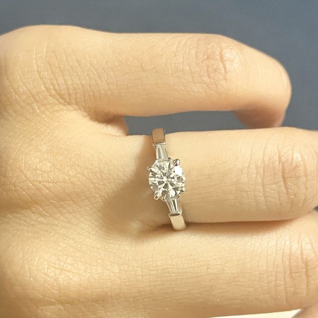 【宝寿堂(ほうじゅどう)の口コミ】 ダイヤのサイドにテーパードカットのダイヤが付いたデザインを探していま…