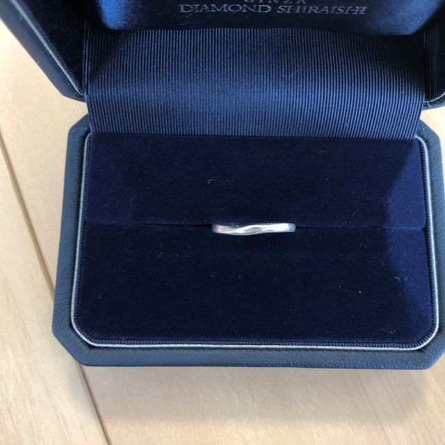 【銀座ダイヤモンドシライシの口コミ】 シンプルなものを探していました。二人で似たようなデザインを選び、シン…