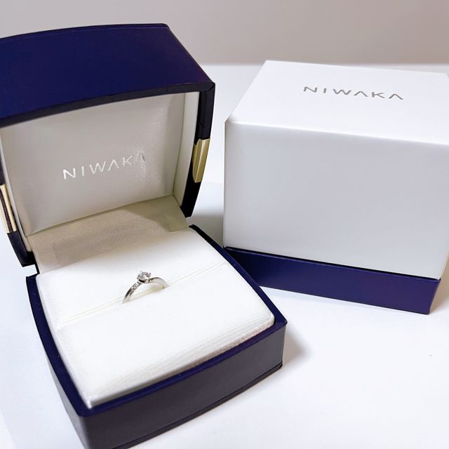 【俄(にわか)の口コミ】 デザインがとても気に入りました。
中央のダイヤモンドだけでなく、サイド…